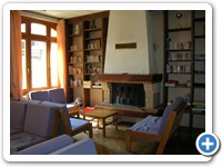 Salon avec bibliothèque et cheminée - Logis d'En Haut